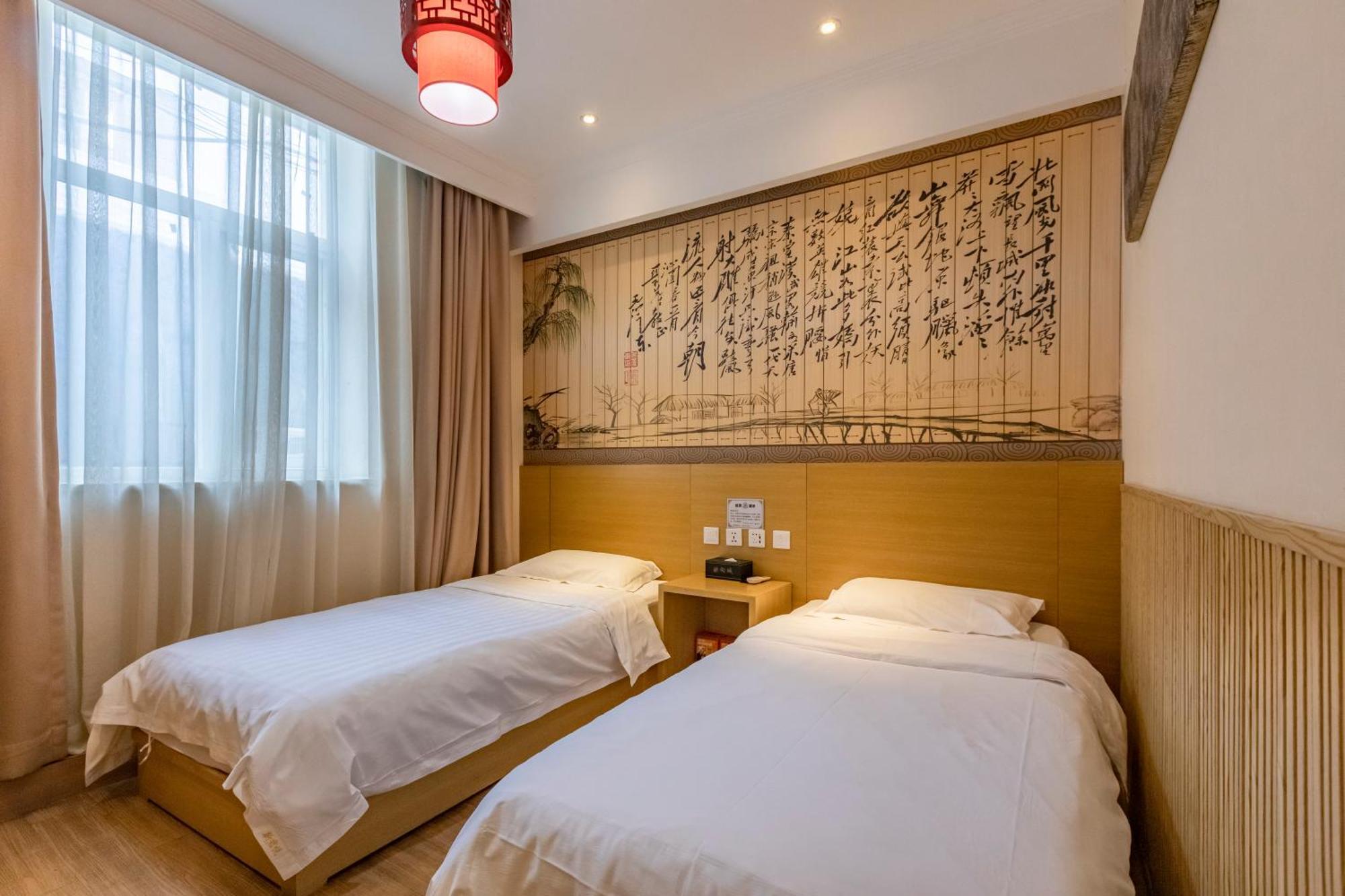 Hotel Happy Dragon Center Alley 3*